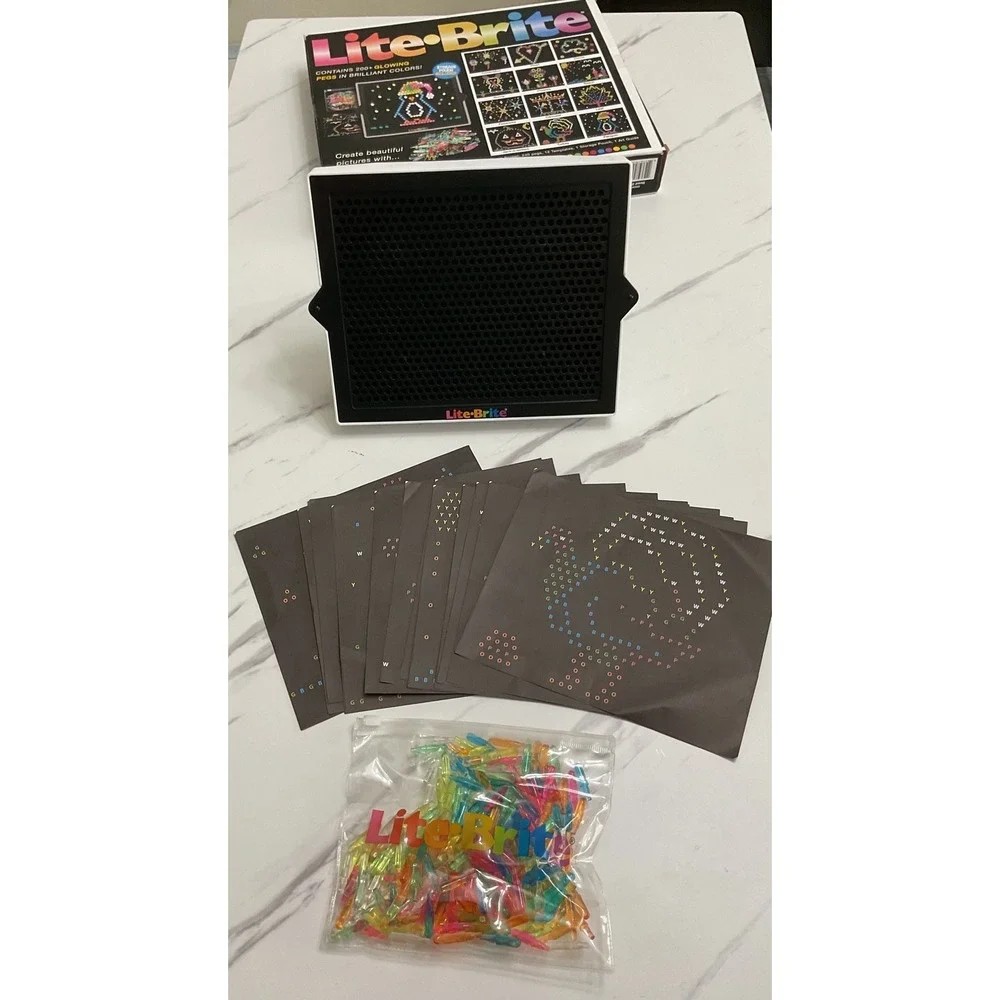 Lite-Brite Magic Screen Retro Toy Set 240+ Pegs 12 Templates Basic Fun 02237